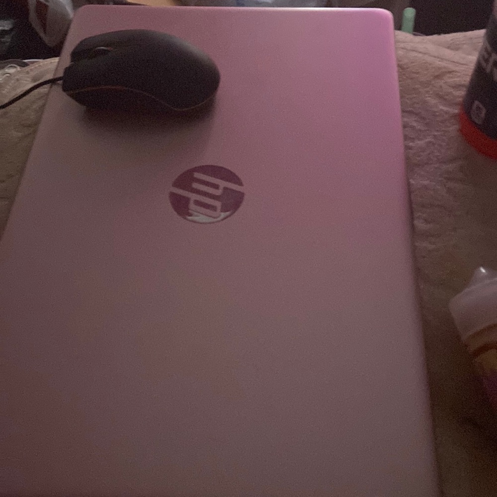 I’m selling a hp pink laptop full size